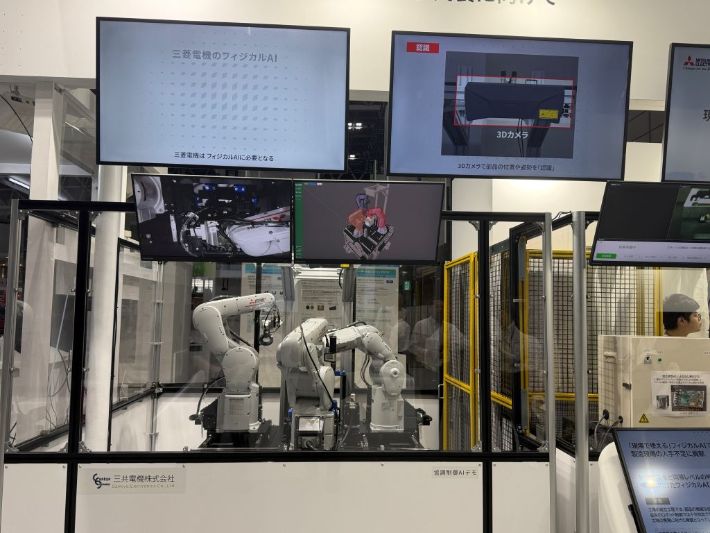 三菱電機ブースに展示された、フィジカルAIへの「匠の技」実装を紹介するデモンストレーション設備